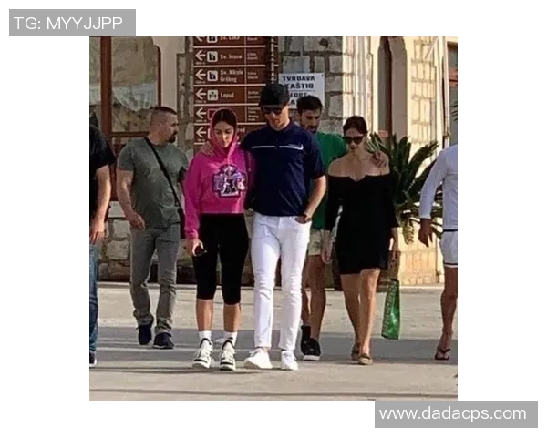 足球明星与妻子分道扬镳背后故事揭晓引发球迷热议与关注 足球明星与妻子分道扬镳背后故事揭晓引发球迷热议与关注